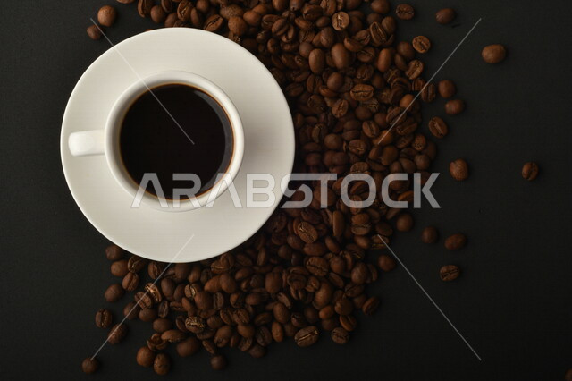 فنجان قهوه سوداء ساده, قهوة اسبريسو, نسكافيه , حبوب البن المتناثره, مشروب القهوه الساخن