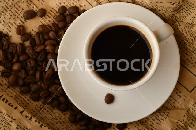 فنجان قهوه سوداء ساده, قهوة اسبريسو, نسكافيه , حبوب البن المتناثره, مشروب القهوه الساخن