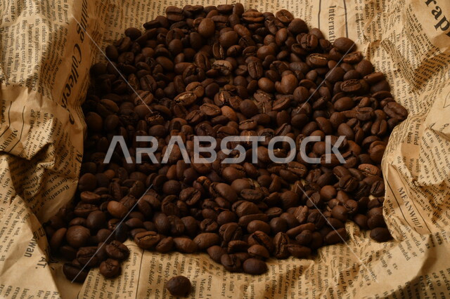 حبوب القهوه المتناثره, حبوب البن المبعثره على جريده, حبوب القهوه العضويه