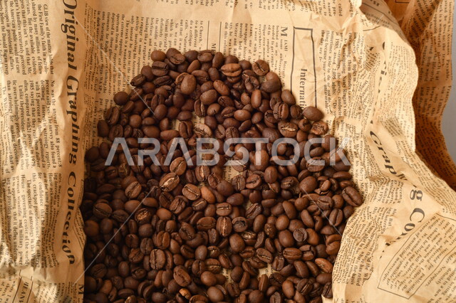 حبوب القهوه المتناثره, حبوب البن المبعثره على جريده, حبوب القهوه العضويه