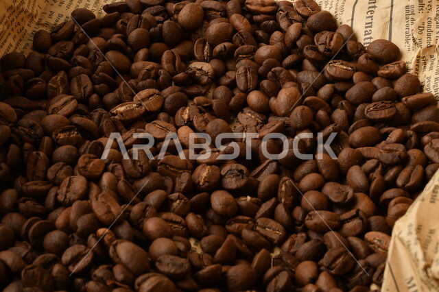 حبوب القهوه المتناثره, حبوب البن المبعثره على جريده, حبوب القهوه العضويه