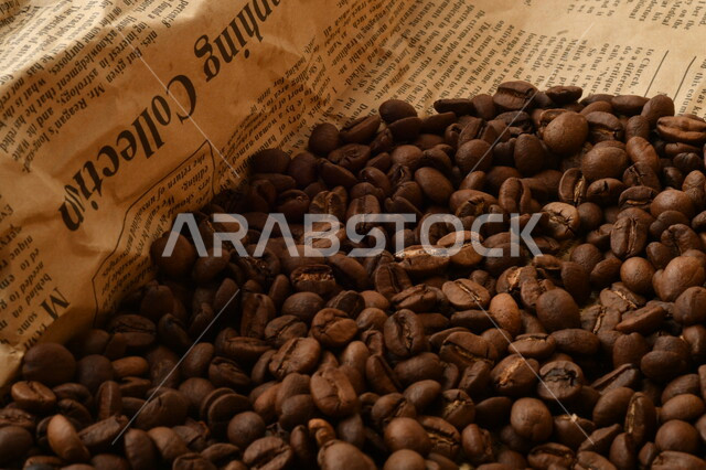 حبوب القهوه المتناثره, حبوب البن المبعثره على جريده, حبوب القهوه العضويه