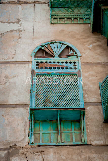 نوافذ آثرية تاريخية في المدينة التاريخية في جدة بتصميم معماري عربي و إسلامي قديم ، بلد التاريخية في مدينة جدة ، أماكن سياحية جذابة في المملكة العربية السعودية