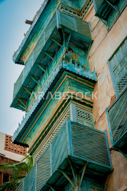 نوافذ آثرية تاريخية في المدينة التاريخية في جدة بتصميم معماري عربي و إسلامي قديم ، بلد التاريخية في مدينة جدة ، أماكن سياحية جذابة في المملكة العربية السعودية