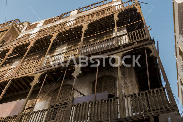 نوافذ خشبية آثرية تاريخية في المدينة التاريخية في جدة بتصميم معماري عربي و إسلامي قديم ، بلد التاريخية في مدينة جدة ، أماكن سياحية جذابة في المملكة العربية السعودية