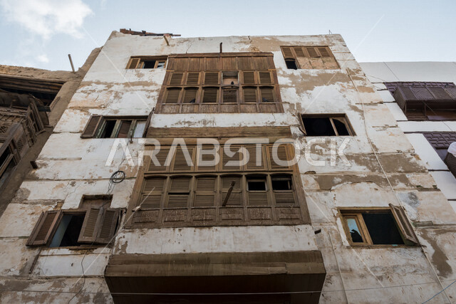 نوافذ خشبية آثرية تاريخية في المدينة التاريخية في جدة بتصميم معماري عربي و إسلامي قديم ، بلد التاريخية في مدينة جدة ، أماكن سياحية جذابة في المملكة العربية السعودية