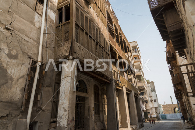 الشوارع و الطرقات القديمة في المدينة التاريخية في جدة بتصميم معماري عربي و إسلامي قديم ، بلد التاريخية في مدينة جدة ، أماكن سياحية جذابة في المملكة العربية السعودية