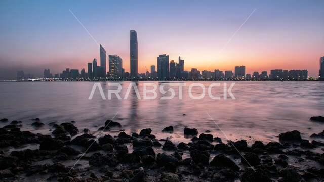 الفن الهندسي المعماري المتطور للمنشآت التجارية والسكنية، النمو والتقدم العمراني للأبراج وناطحات السحاب على شاطئ دبي، المعالم الساحلية السياحية في الإمارات العربية المتحدة، الفنادق والمنتجعات الفاخرة المطلة على الواجهة البحرية