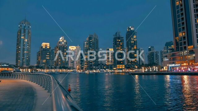 النمو والتقدم العمراني للأبراج وناطحات السحاب على شاطئ دبي في الليل، المعالم الساحلية السياحية في الإمارات العربية المتحدة، الفن الهندسي المعماري المتطور للمنشآت التجارية والسكنية، الفنادق والمنتجعات الفاخرة المطلة على الواجهة البحرية