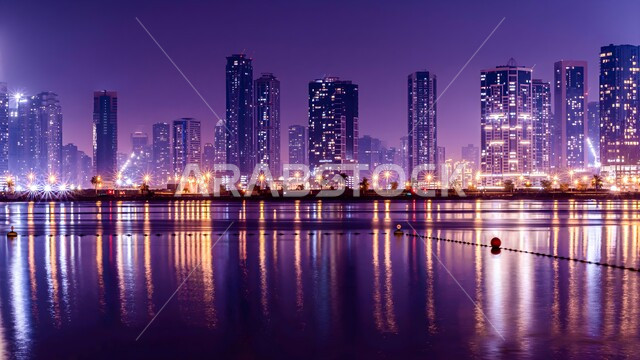 الفنادق والمنتجعات الفاخرة المطلة على الواجهة البحرية، النمو والتقدم العمراني للأبراج وناطحات السحاب على شاطئ دبي في الليل، المعالم الساحلية السياحية في الإمارات العربية المتحدة، الفن الهندسي المعماري المتطور للمنشآت التجارية والسكنية