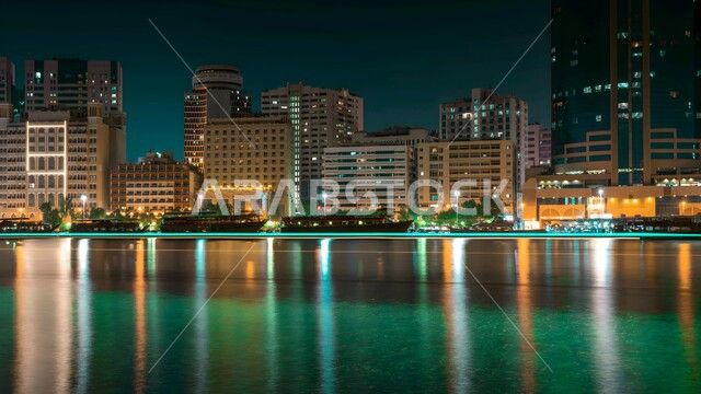 المعالم الساحلية السياحية في الإمارات العربية المتحدة، الفنادق والمنتجعات الفاخرة المطلة على الواجهة البحرية، النمو والتقدم العمراني للأبراج وناطحات السحاب على شاطئ دبي في الليل، الفن الهندسي المعماري المتطور للمنشآت التجارية والسكنية