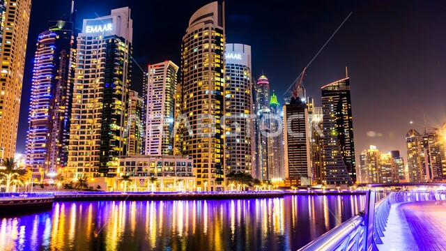 انعكاس أضواء وإنارة الأبراج وناطحات السحاب على مياه البحر في منطقة مارينا دبي ليلاً، المعالم الساحلية السياحية في الإمارات العربية المتحدة، الفنادق والمنتجعات الفاخرة المطلة على الواجهة البحرية، الفن الهندسي المعماري المتطور للمنشآت التجارية والسكنية