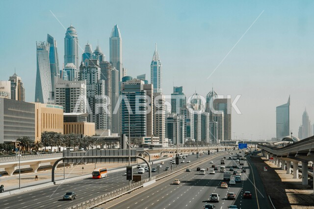 حركة مرور السيارات في الشوارع والطرقات العامة في دبي، النمو والتقدم العمراني للأبراج وناطحات السحاب في دولة الإمارات العربية المتحدة، الفن الهندسي المعماري المتطور للمباني والمنشآت التجارية والسكنية