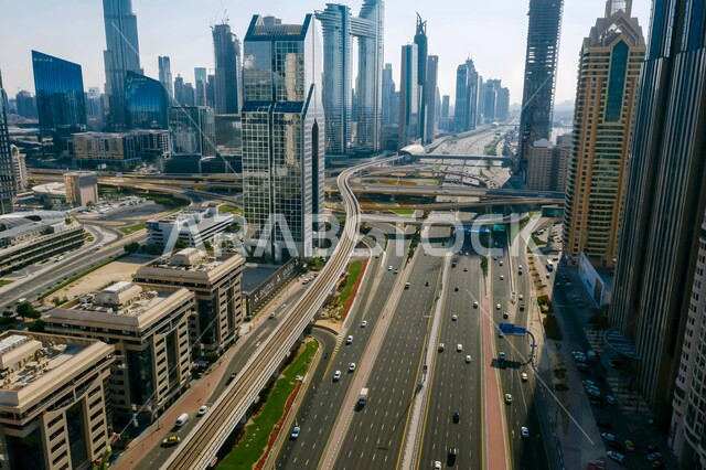 النمو والتقدم العمراني للأبراج وناطحات السحاب في دولة الإمارات العربية المتحدة، حركة مرور السيارات في الشوارع والطرقات العامة في دبي، الفن الهندسي المعماري المتطور للمباني والمنشآت التجارية والسكنية