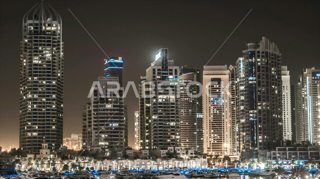 النمو والتقدم العمراني للأبراج وناطحات السحاب المضاءة في دولة الإمارات العربية المتحدة، أماكن ومناطق سياحية مشهورة في إمارة دبي، الفن الهندسي المعماري المتطور للمباني والمنشآت التجارية والسكنية