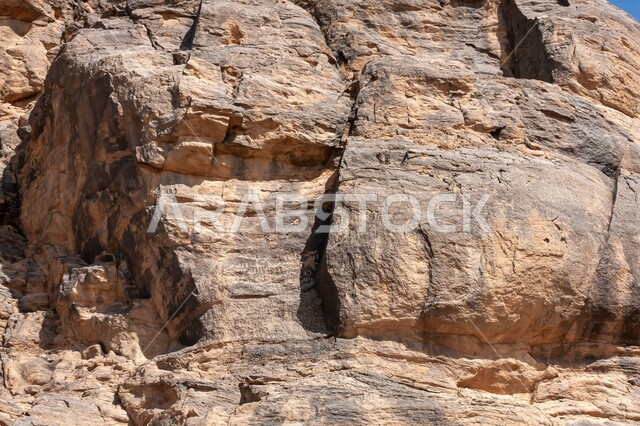 منظر لصخور منقوشة لأبيكريب أسعد أحد ملوك الجزيرة العربية القدماء في وادي مسل (مسيل) في الرياض، النقوش الأثرية التاريخية, الأماكن التراثية السياحية في المملكة العربية السعودية, أصالة وعراقة التاريخ السعودي