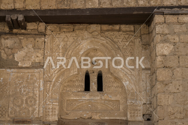 حائط حجري آثري تاريخي في المدينة التاريخية في جدة بتصميم معماري عربي و إسلامي قديم ، بلد التاريخية في مدينة جدة ، أماكن سياحية جذابة في المملكة العربية السعودية