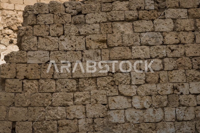 حائط حجري آثري تاريخي في المدينة التاريخية في جدة بتصميم معماري عربي و إسلامي قديم ، بلد التاريخية في مدينة جدة ، أماكن سياحية جذابة في المملكة العربية السعودية