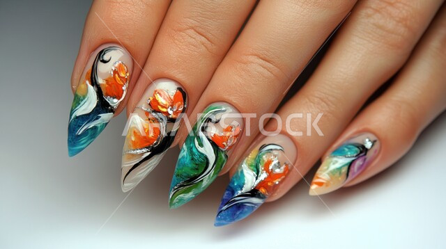 مفهوم الأنوثة  والنعومة، الاهتمام بالأناقة والمظهر الخارجي، التسويق لمنتجات التجميل، صورة مقربة ليد امرأة عربية خليجية سعودية تضع طلاء الأظافر (المانيكير)، استخدام مستحضرات ومواد تجميل الأظافر