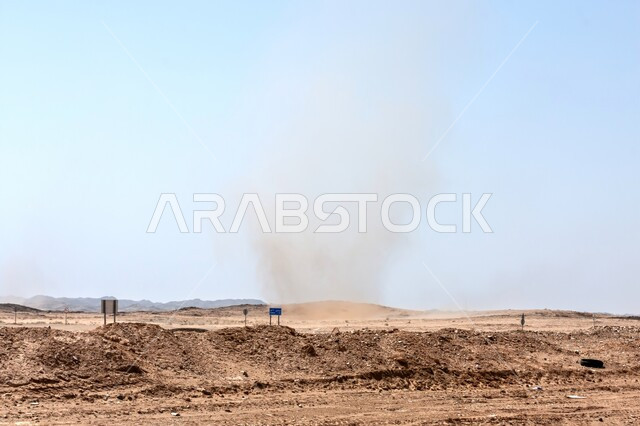 منظر الإعصار الهوائي في الصحراء في مدينة الرياض, الجو العاصف الهائج المحمل بالغبار والاتربة في المناطق الصحراوية, الكثبان والرمال الذهبية الناعمة، التشكيلات والتكوينات الرملية في المملكة العربية السعودية