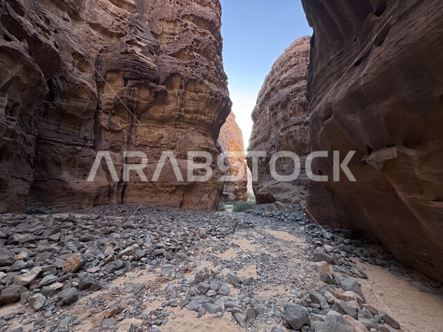 التشكيلات والتكوينات الرملية في المناطق الصحراوية, وادي النعام في مدينة العلا, التضاريس الصخرية في الصحراء, الأماكن السياحية الطبيعية في المملكة العربية السعودية