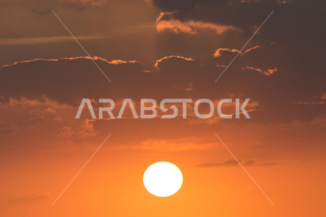 منظر جميل لغروب الشمس من كورنيش جدة بالمملكة العربية السعودية ، جمال الطبيعة الخلابة على ساحل مدينة جدة ، معالم السياحة في المملكة العربية السعودية