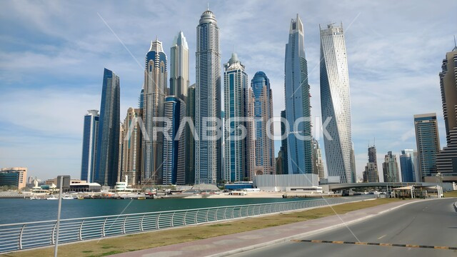 النمو والتقدم العمراني للأبراج المطلة على مرسى اليخوت الفاخر في مارينا دبي على ساحل الخليج العربي، معالم سياحية مشهورة , المنشآت التجارية في الإمارات العربية المتحدة , الفن الهندسي المعماري المتميز على الطراز الحديث للمباني وناطحات السحاب