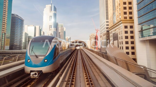 قطار دبي يسير على السكة الحديدية, وسائل النقل البرية الحديثة, محطات وصول المسافرين، توفير التسهيلات والخدمات للمغادرين والقادمين إلى الإمارات العربية المتحدة، مفهوم المواصلات العامة، الاهتمام بالبنية التحتية للجسور والطرقات