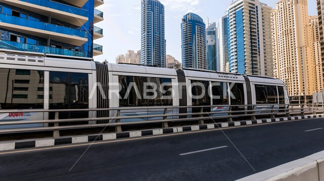 الاهتمام بالبنية التحتية للجسور والطرقات، محطات وصول المسافرين، صورة مقربة لقطار مترو دبي، توفير التسهيلات والخدمات للمغادرين والقادمين إلى الإمارات العربية المتحدة، مفهوم المواصلات العامة، أحدث أنظمة السكك الحديدية
