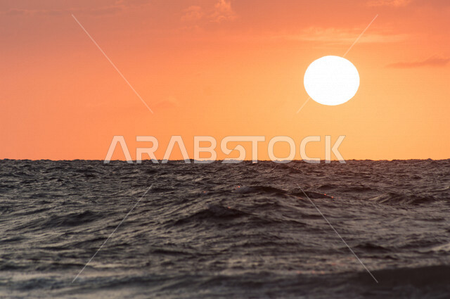 منظر جميل لغروب الشمس من كورنيش جدة بالمملكة العربية السعودية ، جمال الطبيعة الخلابة على ساحل مدينة جدة ، معالم السياحة في المملكة العربية السعودية