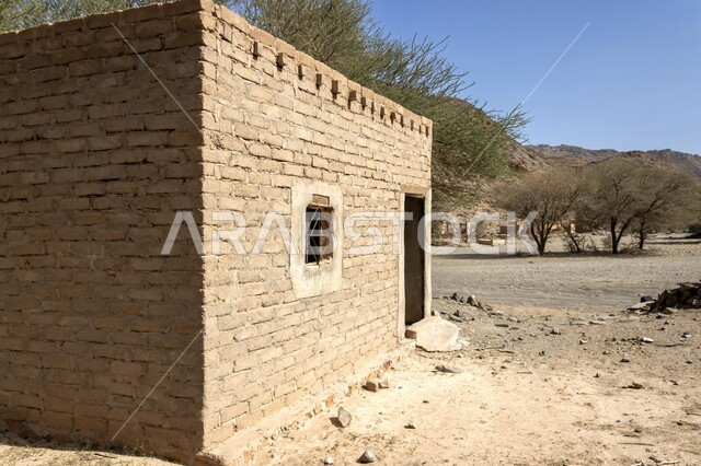 بقايا المباني الاثرية المهدمة، منزل طيني في قرية مهجورة في وادي المسيل بالمملكة العربية السعودية، القرى والبيوت التاريخية الشعبية القديمة في مدينة الرياض، معالم وأماكن سياحيه