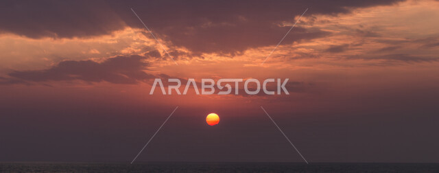 منظر جميل لغروب الشمس من كورنيش جدة بالمملكة العربية السعودية ، جمال الطبيعة الخلابة على ساحل مدينة جدة ، معالم السياحة في المملكة العربية السعودية