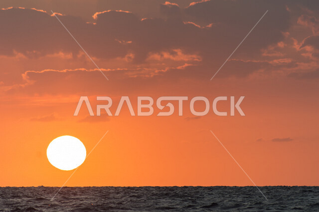 منظر جميل لغروب الشمس من كورنيش جدة بالمملكة العربية السعودية ، جمال الطبيعة الخلابة على ساحل مدينة جدة ، معالم السياحة في المملكة العربية السعودية