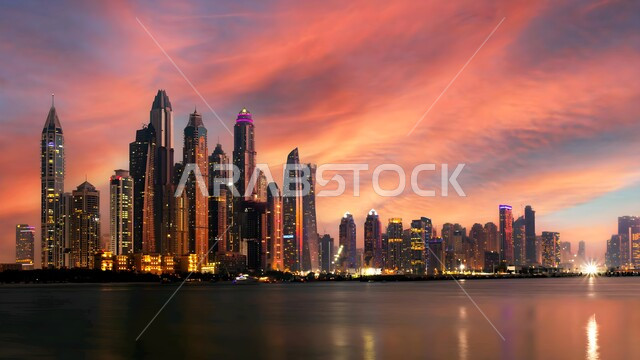 تحسين وتطوير البنية التحتية للمدن السياحية، الأبراج وناطحات السحاب المضيئة وقت الغروب في الامارات العربية المتحدة، التقدم والنمو العمراني في إمارة دبي، الفنون والتصاميم المعمارية الحديثة، بناء مستقبل حضاري متطور، المنشآت والمباني التجارية الشاهقة