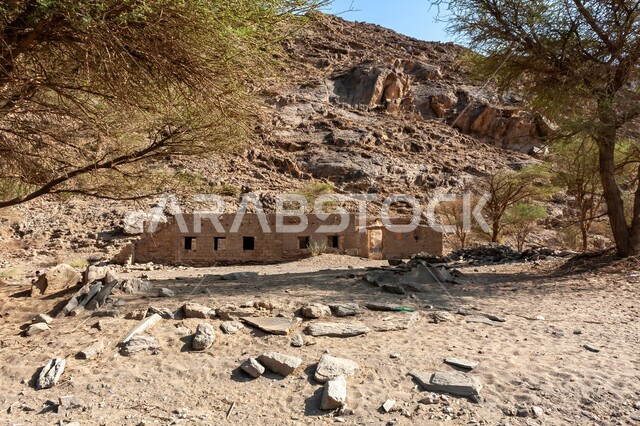 بقايا المباني الاثرية المهدمة، منزل طيني في قرية مهجورة في وادي المسيل بالمملكة العربية السعودية، القرى والبيوت التاريخية الشعبية القديمة في مدينة الرياض، معالم وأماكن سياحيه