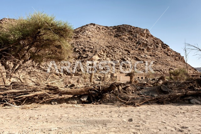 بقايا المباني الاثرية المهدمة، منزل طيني في قرية مهجورة في وادي المسيل بالمملكة العربية السعودية، القرى والبيوت التاريخية الشعبية القديمة في مدينة الرياض، معالم وأماكن سياحيه