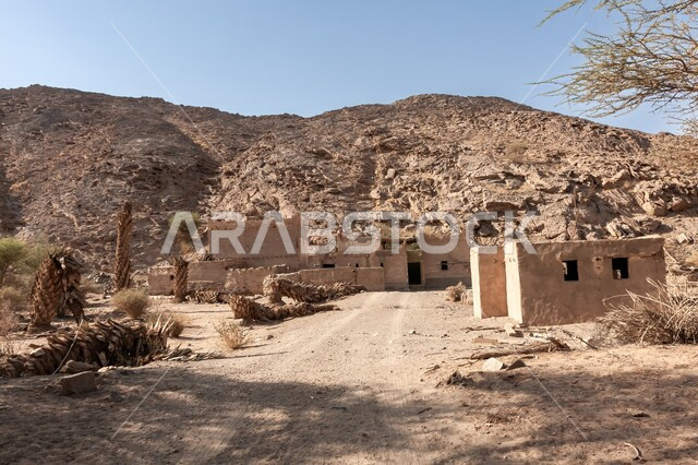 بقايا المباني الاثرية المهدمة، منزل طيني في قرية مهجورة في وادي المسيل بالمملكة العربية السعودية، القرى والبيوت التاريخية الشعبية القديمة في مدينة الرياض، معالم وأماكن سياحيه