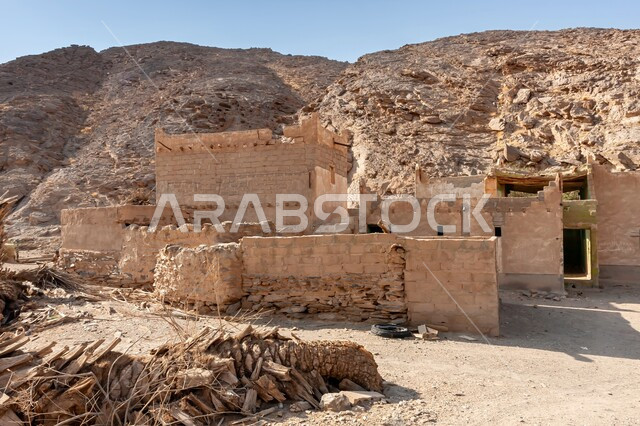 بقايا المباني الاثرية المهدمة، منزل طيني في قرية مهجورة في وادي المسيل بالمملكة العربية السعودية، القرى والبيوت التاريخية الشعبية القديمة في مدينة الرياض، معالم وأماكن سياحيه