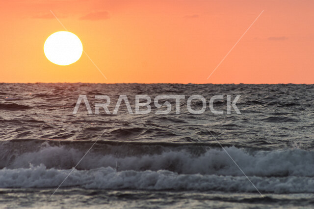 منظر جميل لغروب الشمس من كورنيش جدة بالمملكة العربية السعودية ، جمال الطبيعة الخلابة على ساحل مدينة جدة ، معالم السياحة في المملكة العربية السعودية