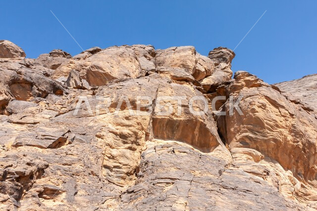 منظر لصخور منقوشة لأبيكريب أسعد أحد ملوك الجزيرة العربية القدماء في وادي مسل (مسيل) في الرياض، النقوش الأثرية التاريخية, الأماكن التراثية السياحية في المملكة العربية السعودية, أصالة وعراقة التاريخ السعودي