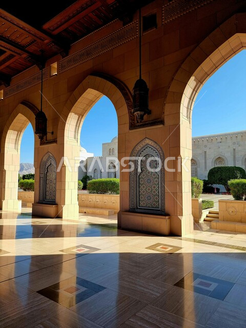 زراعة الأشجار والنباتات في ساحة جامع السلطان قابوس الأكبر في مسقط، الفن الهندسي المعماري للمساجد على الطراز الإسلامي، العبادة والتقرب إلى الله تعالى، الأماكن والمعالم الإسلامية الدينية المشهورة في سلطنة عمان، دعوة المسلمين إلى أداء الصلاة