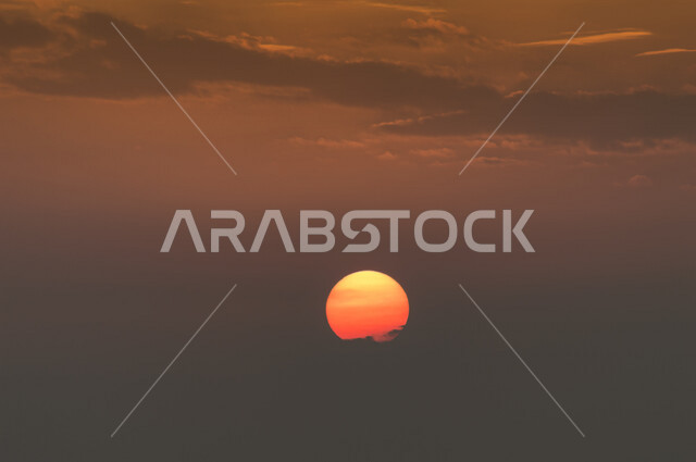 منظر جميل لغروب الشمس من كورنيش جدة بالمملكة العربية السعودية ، جمال الطبيعة الخلابة على ساحل مدينة جدة ، معالم السياحة في المملكة العربية السعودية