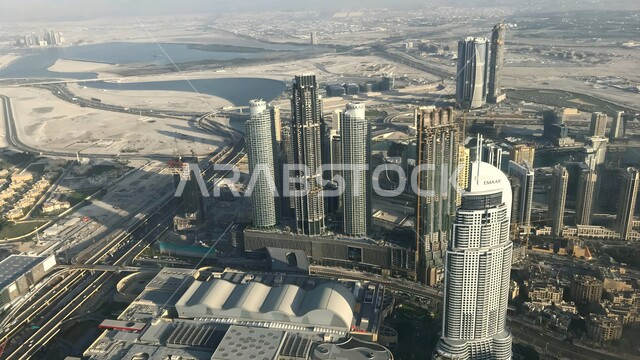  الفنون والتصاميم المعمارية الحديثة للأبراج وناطحات السحاب، صورة من الأعلى للتقدم والنمو العمراني في إمارة دبي، بناء مستقبل حضاري متطور في الامارات العربية المتحدة، المنشآت والمباني التجارية الشاهقة، تحسين وتطوير البنية التحتية للمدن السياحية