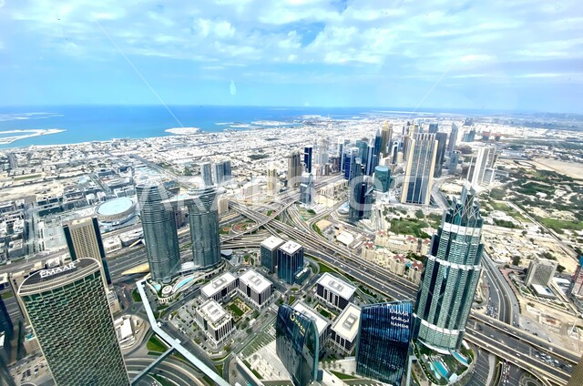  الفنون والتصاميم المعمارية الحديثة للأبراج وناطحات السحاب، صورة من الأعلى للتقدم والنمو العمراني في إمارة دبي، بناء مستقبل حضاري متطور في الامارات العربية المتحدة، المنشآت والمباني التجارية الشاهقة، تحسين وتطوير البنية التحتية للمدن السياحية