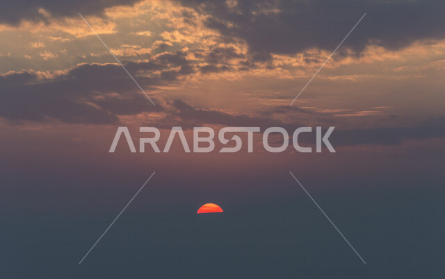 منظر جميل لغروب الشمس من كورنيش جدة بالمملكة العربية السعودية ، جمال الطبيعة الخلابة على ساحل مدينة جدة ، معالم السياحة في المملكة العربية السعودية