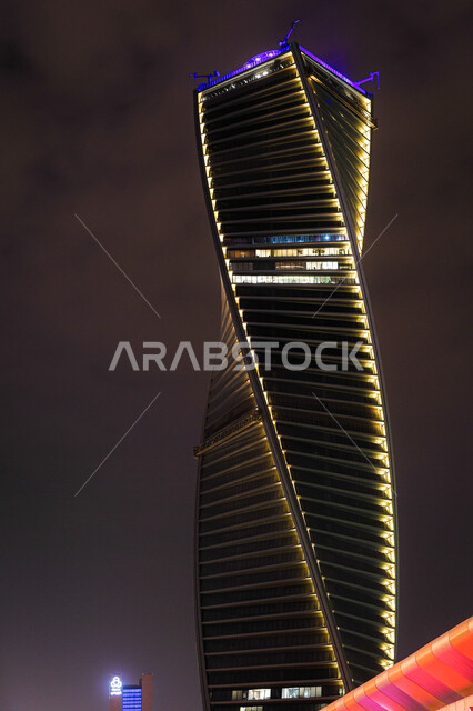 النمو والتطور العمراني على الطراز الحديث والمتطور, برج الفيصلية المضاء في مدينة الرياض في الليل، معالم ومباني تجارية واقتصادية وسياحية مشهورة في العاصمة، الفن الهندسي المعماري للأبراج وناطحات السحاب في المملكة العربية السعودية