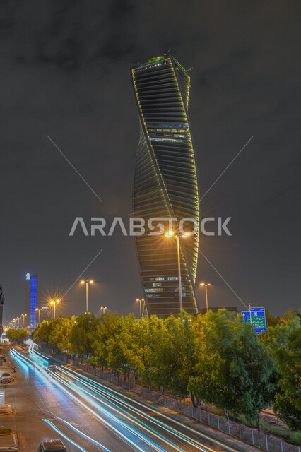 النمو والتطور العمراني على الطراز الحديث والمتطور, برج الفيصلية المضاء في مدينة الرياض في الليل، معالم ومباني تجارية واقتصادية وسياحية مشهورة في العاصمة، الفن الهندسي المعماري للأبراج وناطحات السحاب في المملكة العربية السعودية