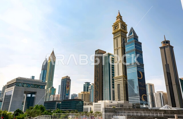 التطور والتقدم الهندسي المعماري للأبراج وناطحات السحاب في الامارات العربية المتحدة، الفنون والتصاميم المعمارية للمنشآت والمباني في إمارة دبي، برج اليعقوب في شارع الشيخ زايد في وقت النهار، المعالم والأماكن السياحية المشهورة