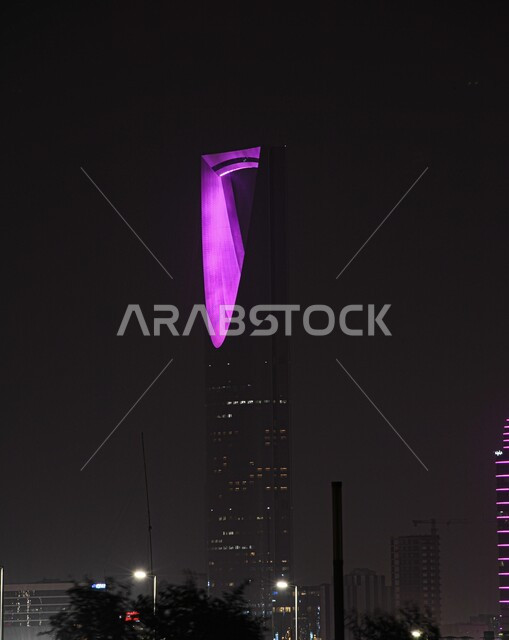 الفن الهندسي المعماري للأبراج وناطحات السحاب في السعودية، النمو والتطور العمراني على الطراز الحديث والمتطور, برج المملكة المضاء في مدينة الرياض في   الليل، معالم ومباني تجارية واقتصادية وسياحية مشهورة في العاصمة