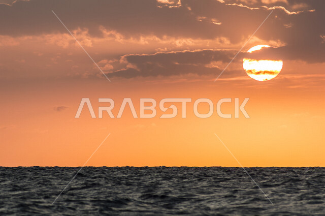 منظر جميل لغروب الشمس من كورنيش جدة بالمملكة العربية السعودية ، جمال الطبيعة الخلابة على ساحل مدينة جدة ، معالم السياحة في المملكة العربية السعودية